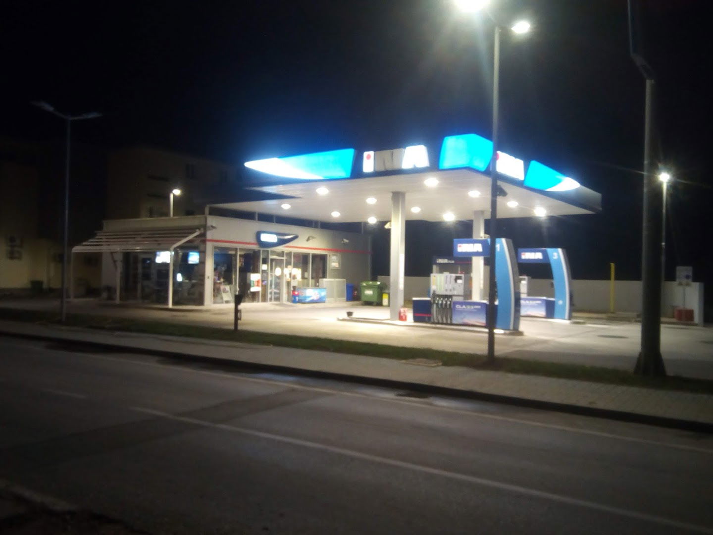 Benzinska postaja INA