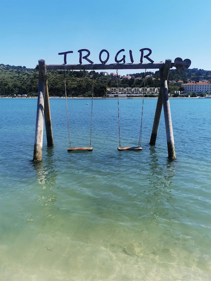 Trogir ljuljačka u moru