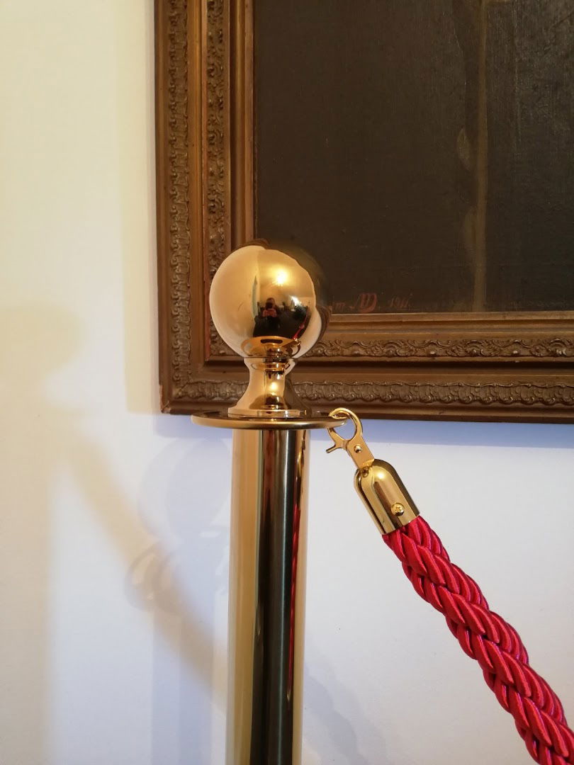 dekorativni stubovi barijere sa pletenim konopcem i trakom. Usmerivaci redova sa trakom prodaja