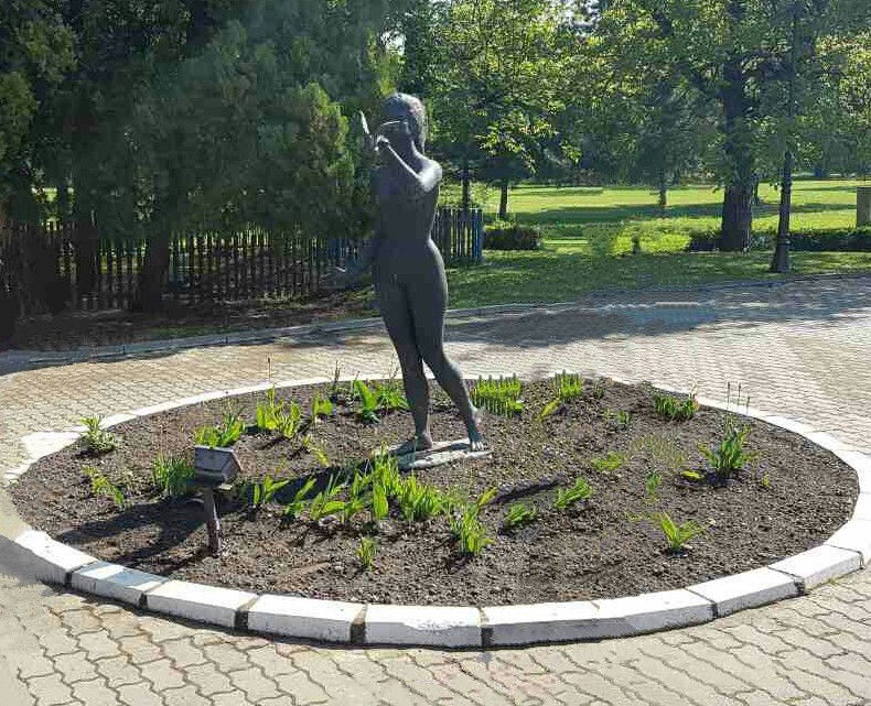 Скулптура "Девојка са птицом"