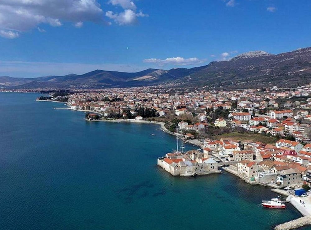 Modern and Cozy Apartment With Terrace in Kastel Kambelovac