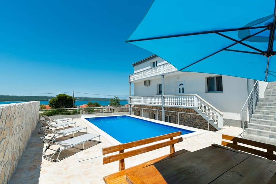 Pool apartment Leonardo