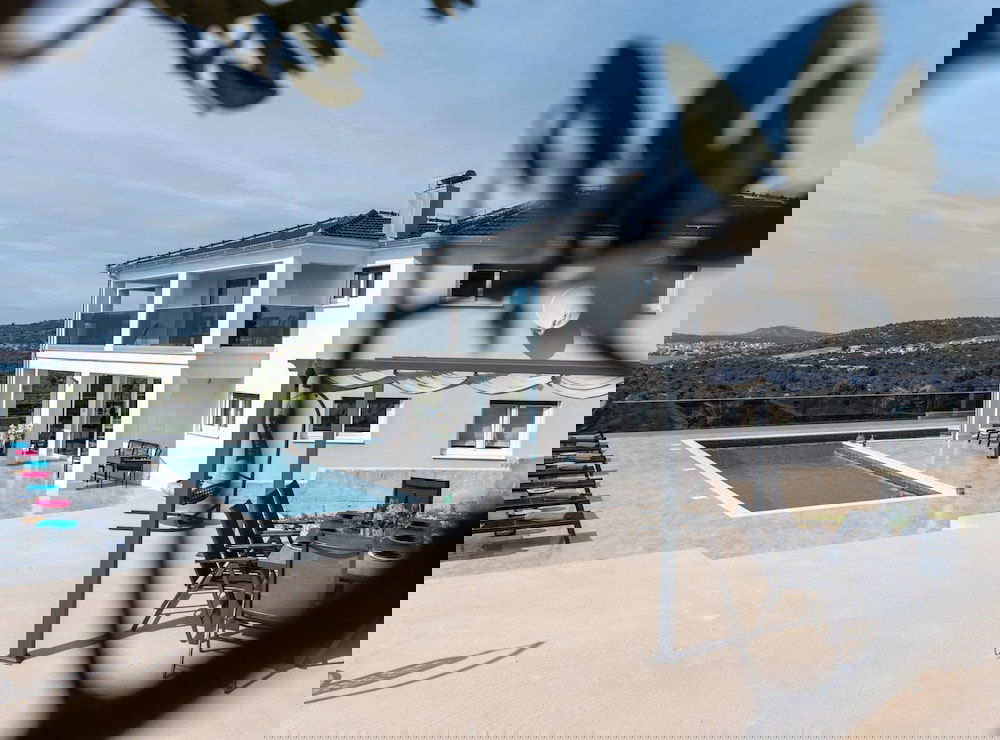 Luminous Infinity Villa With Pool and Gym