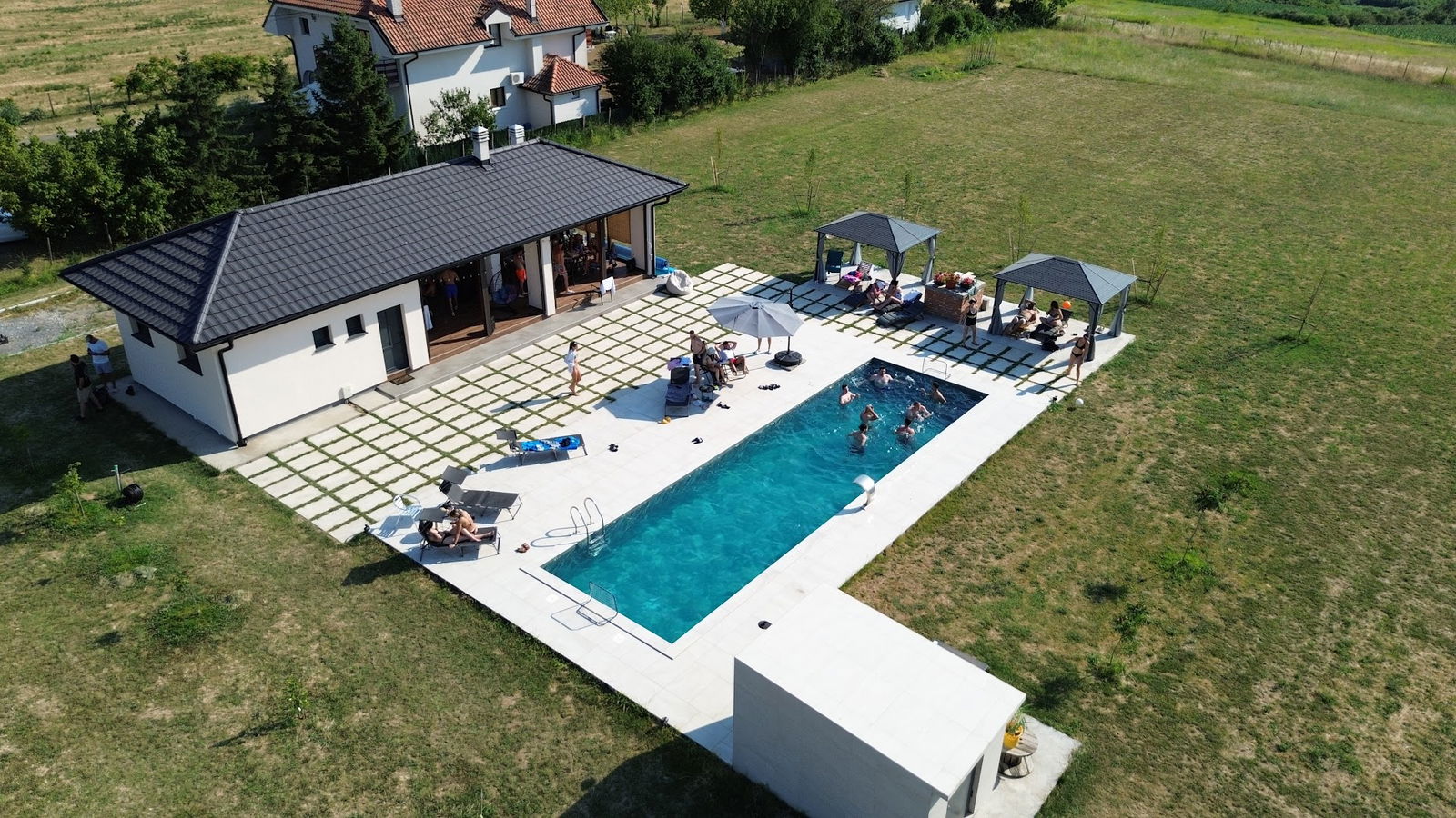 Balada Pool House