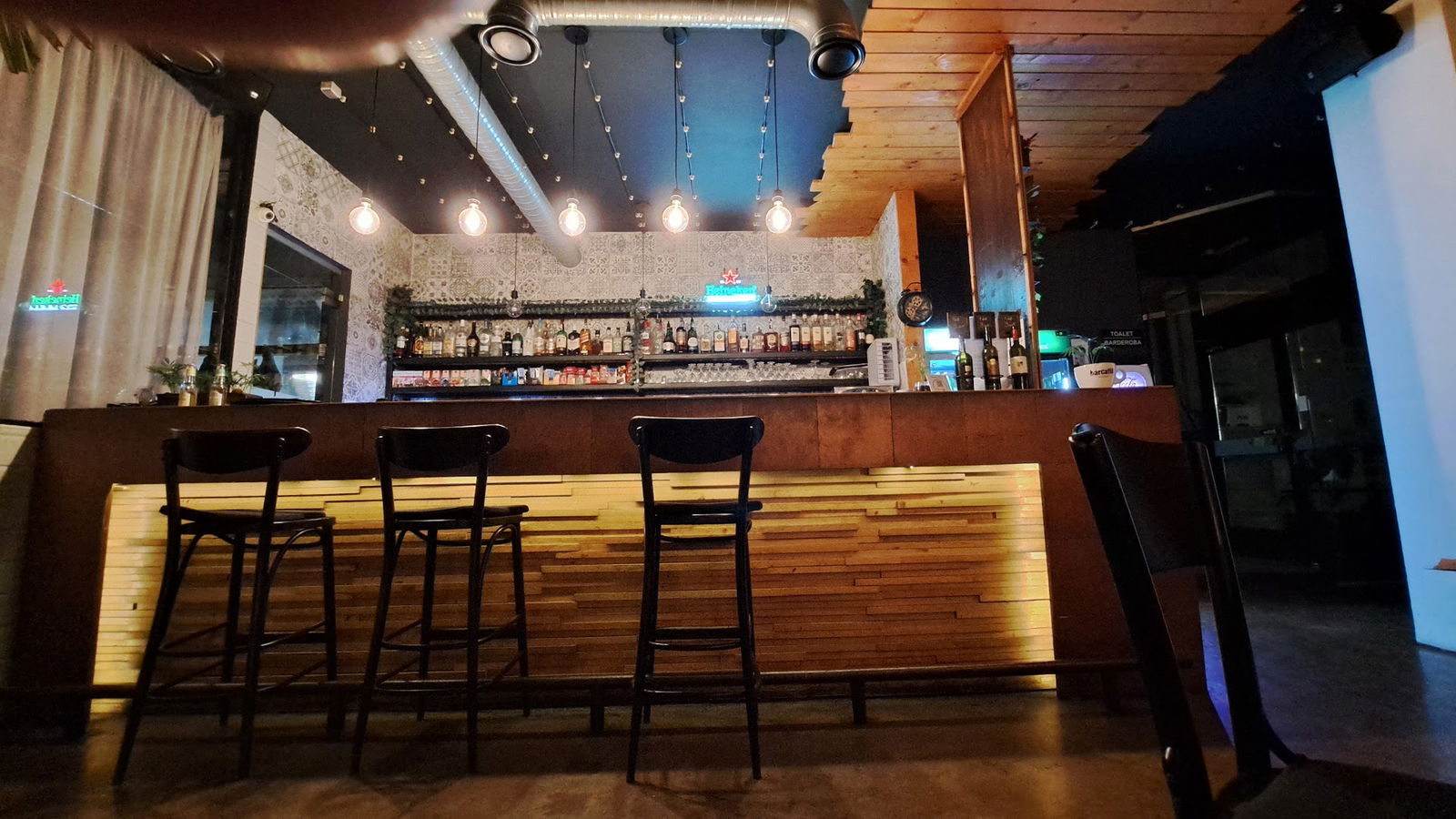 Industry Bar & Restoran