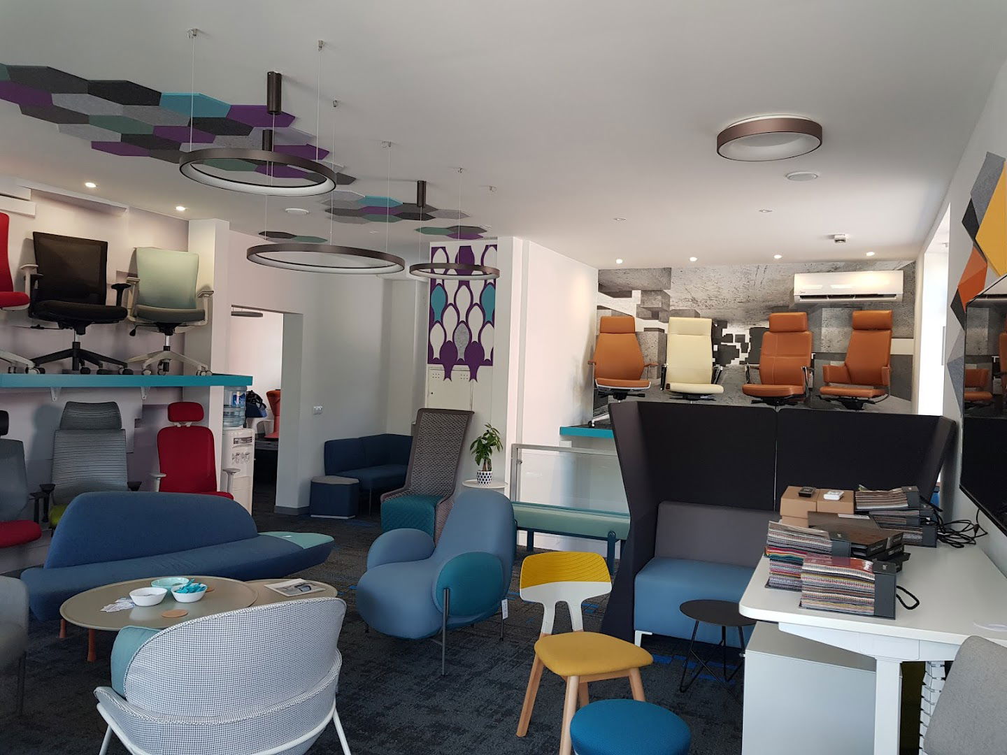 Manifold kancelarijski nameštaj i kancelarijske stolice