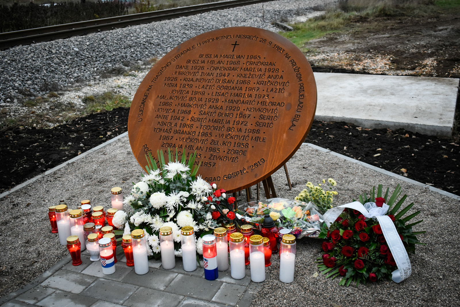 Spomenik žrtvama nesreće 1983.