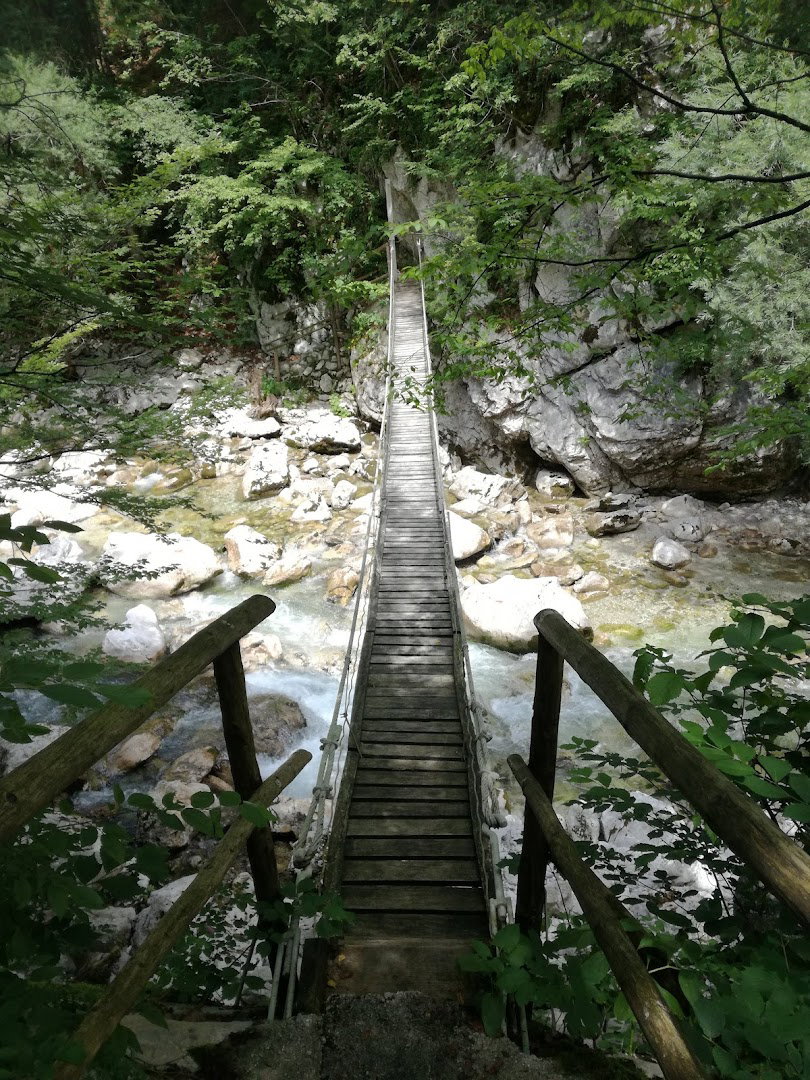 Most čez Idrijco pri plezališču Strug