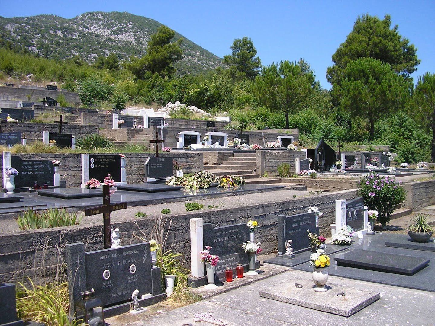 Momići cemetery