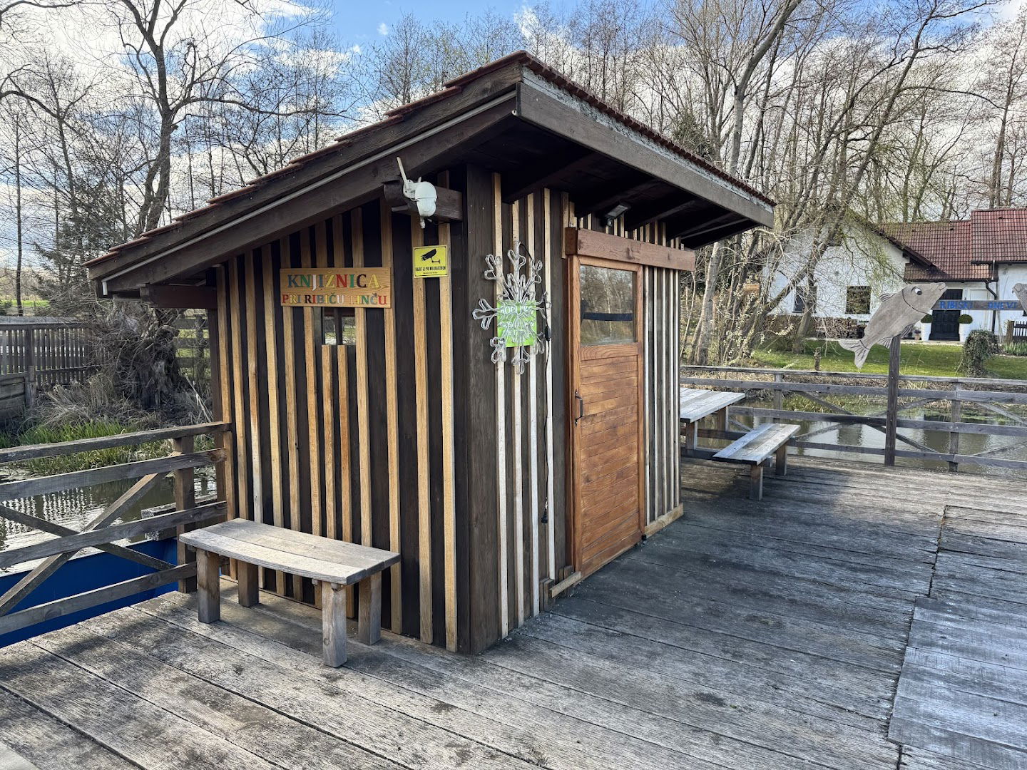 Knjižnica pri ribiču Tinču