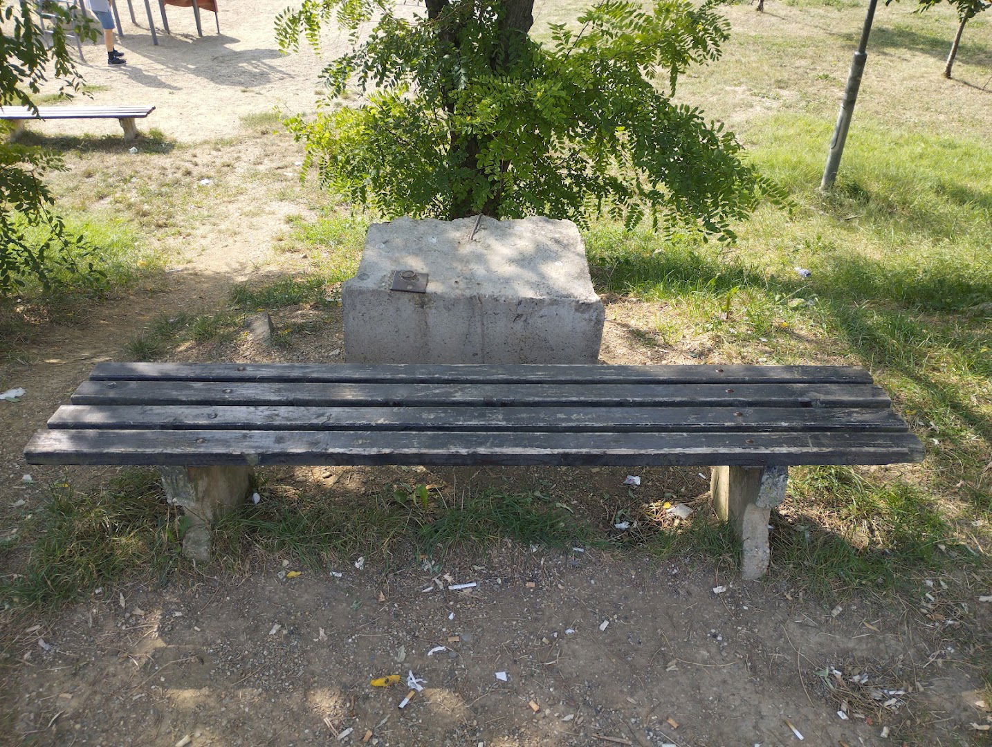 Klupica iznad dečijeg igrališta