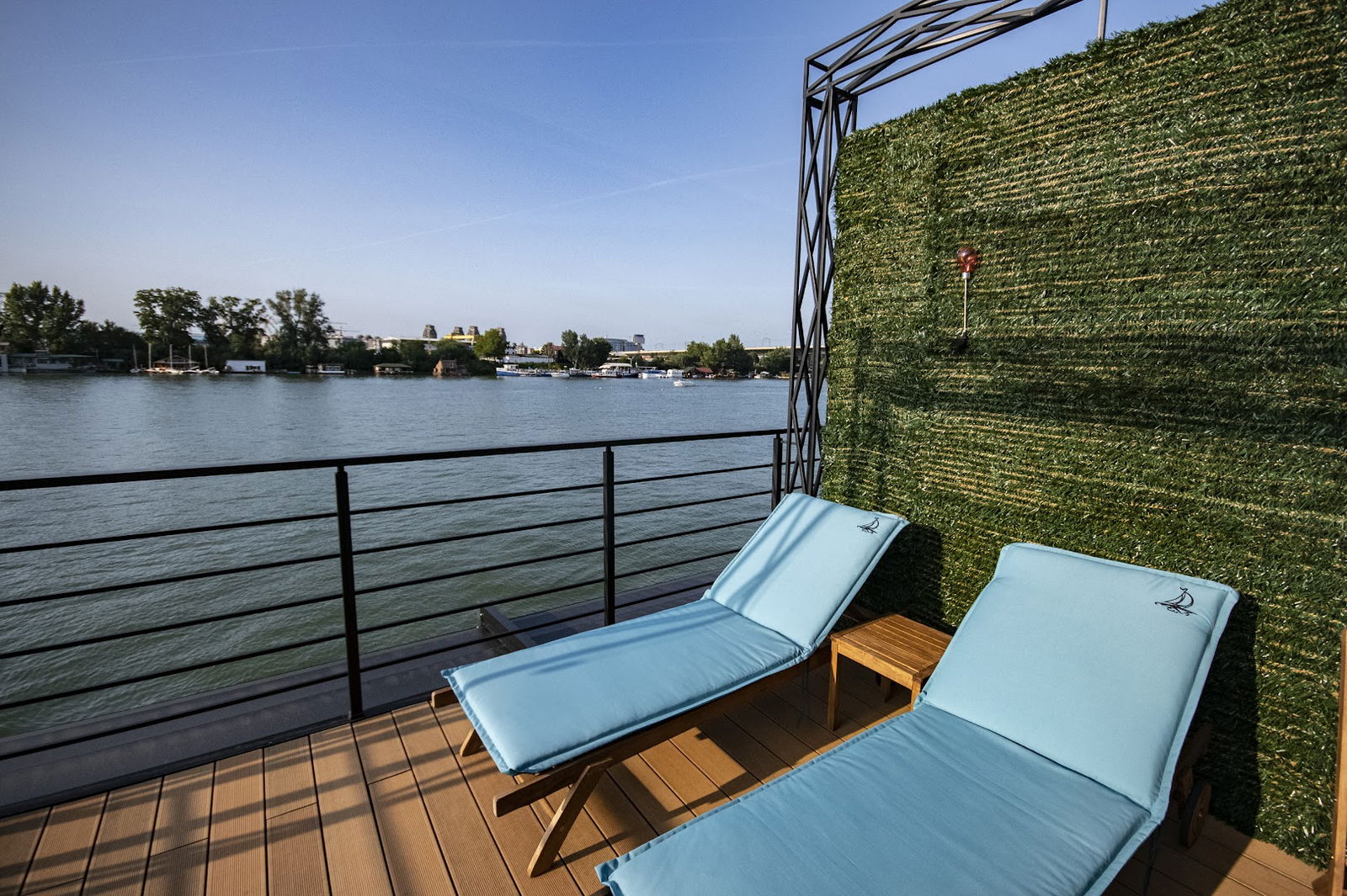 FLOW Restaurant Bar Rooms