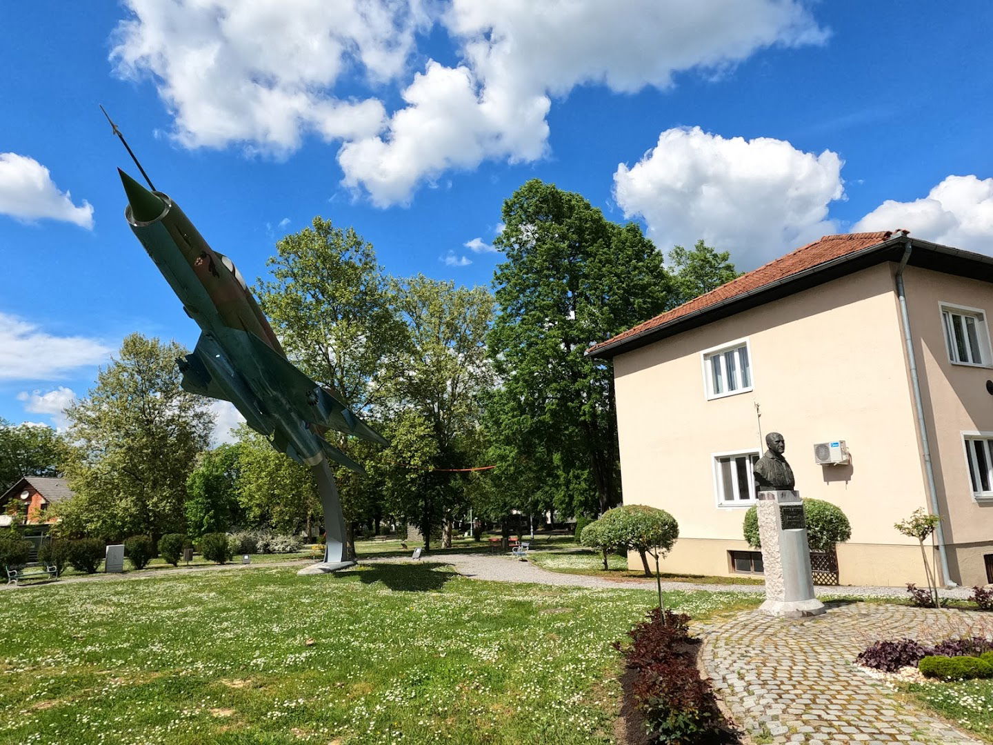 Spomenik Rudolf Perešin MIG 21