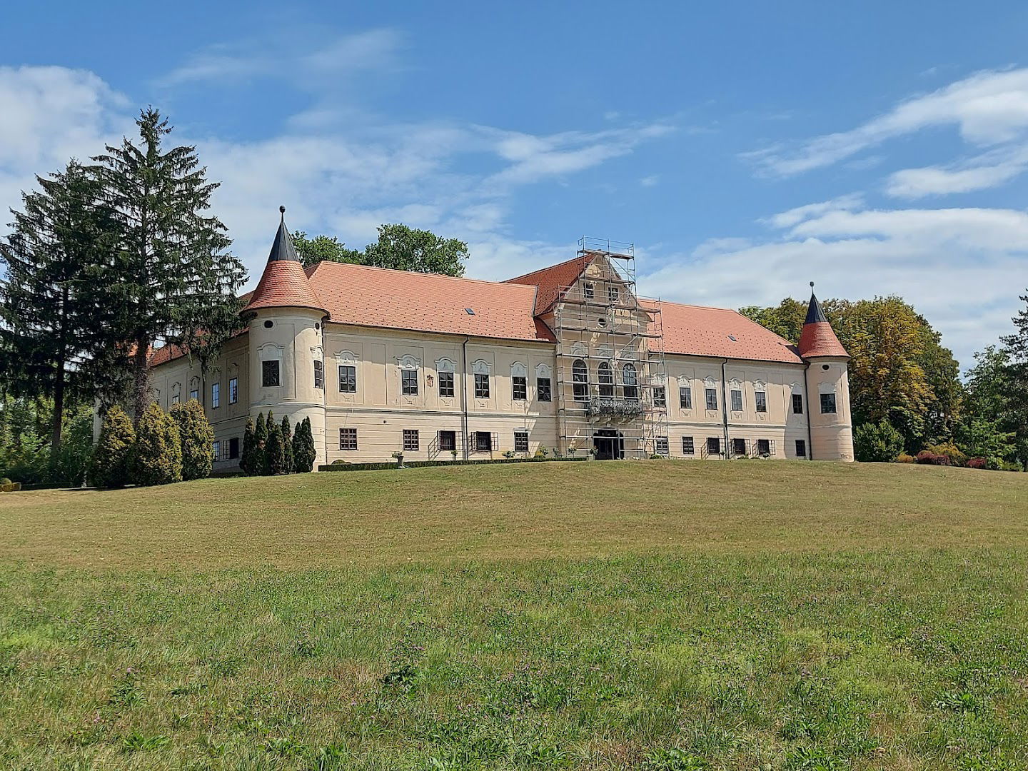 Duhovno-obrazovni centar Marijin dvor - Lužnica