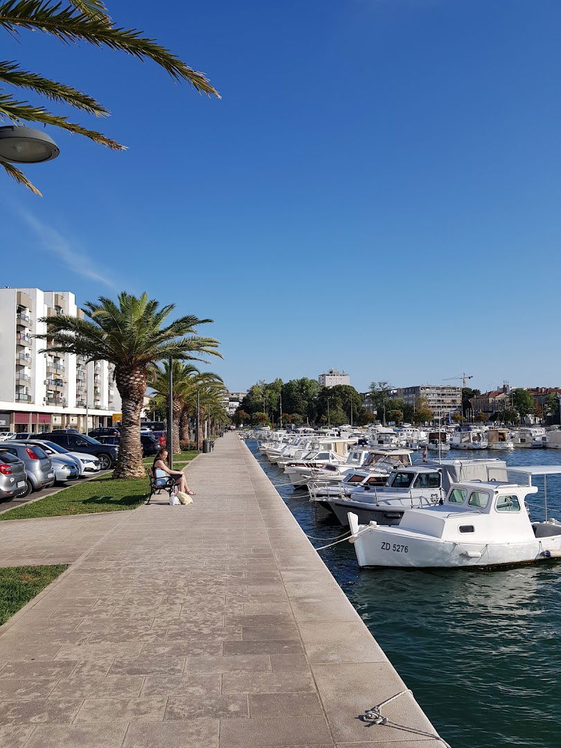 [P] Obala kneza Branimira 4 Parking