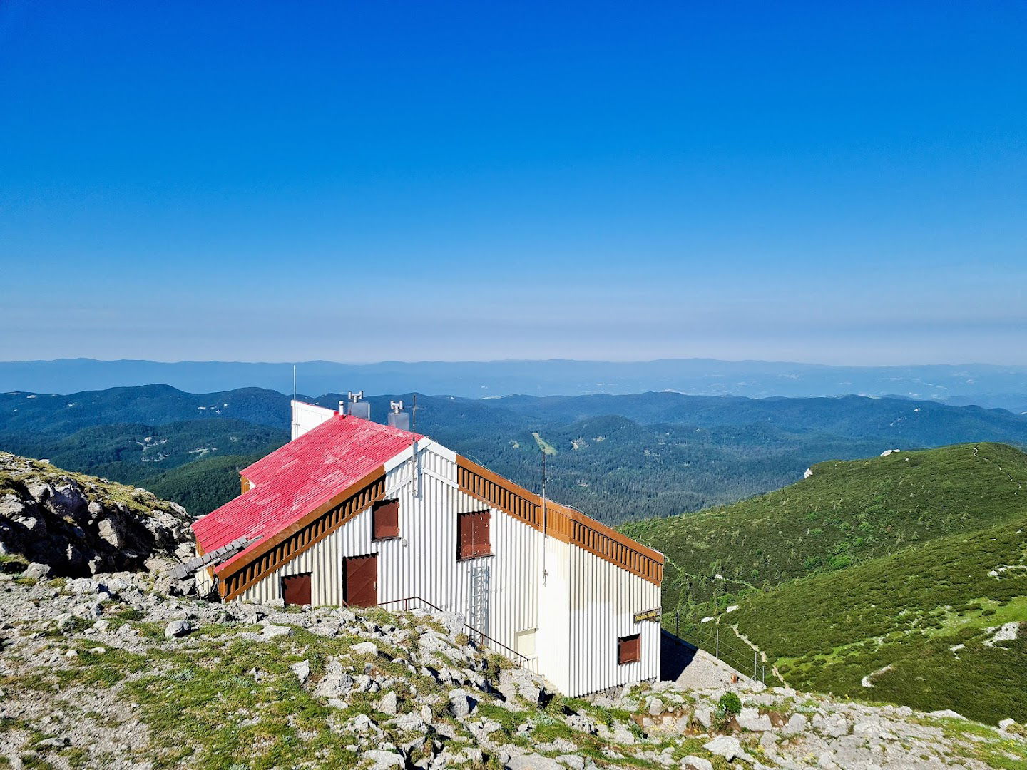 Koča Draga Karolina na Velikem Snežniku (1790 m)