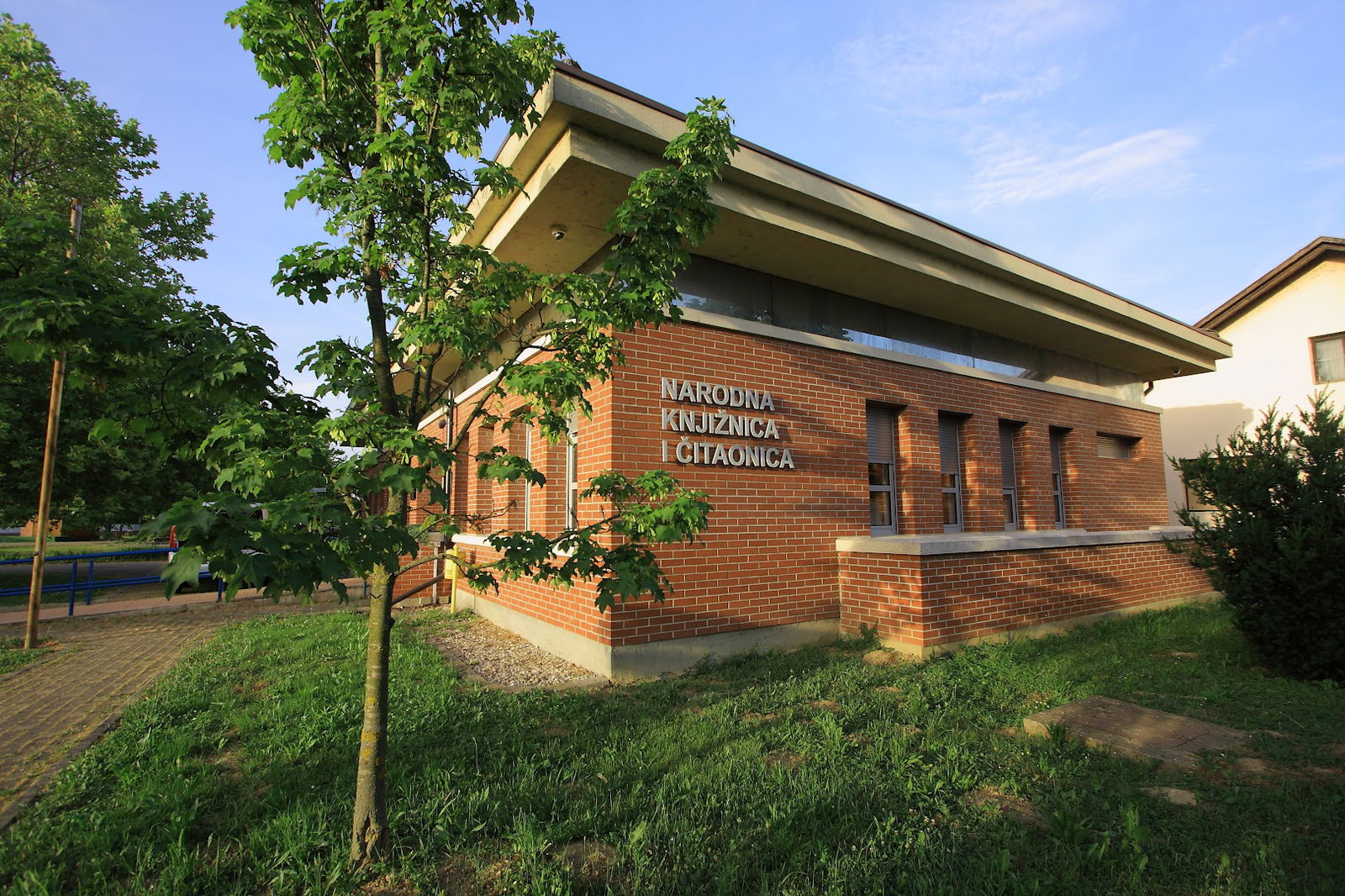 Narodna knjižnica i čitaonica Lekenik