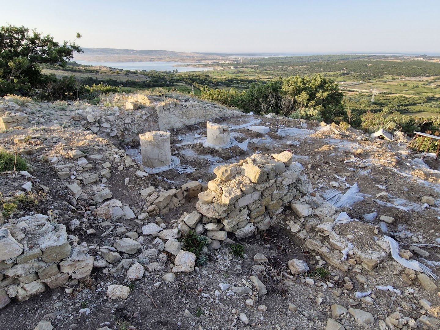 Košljun (Košljen) kod Novalje, arheološki ostaci