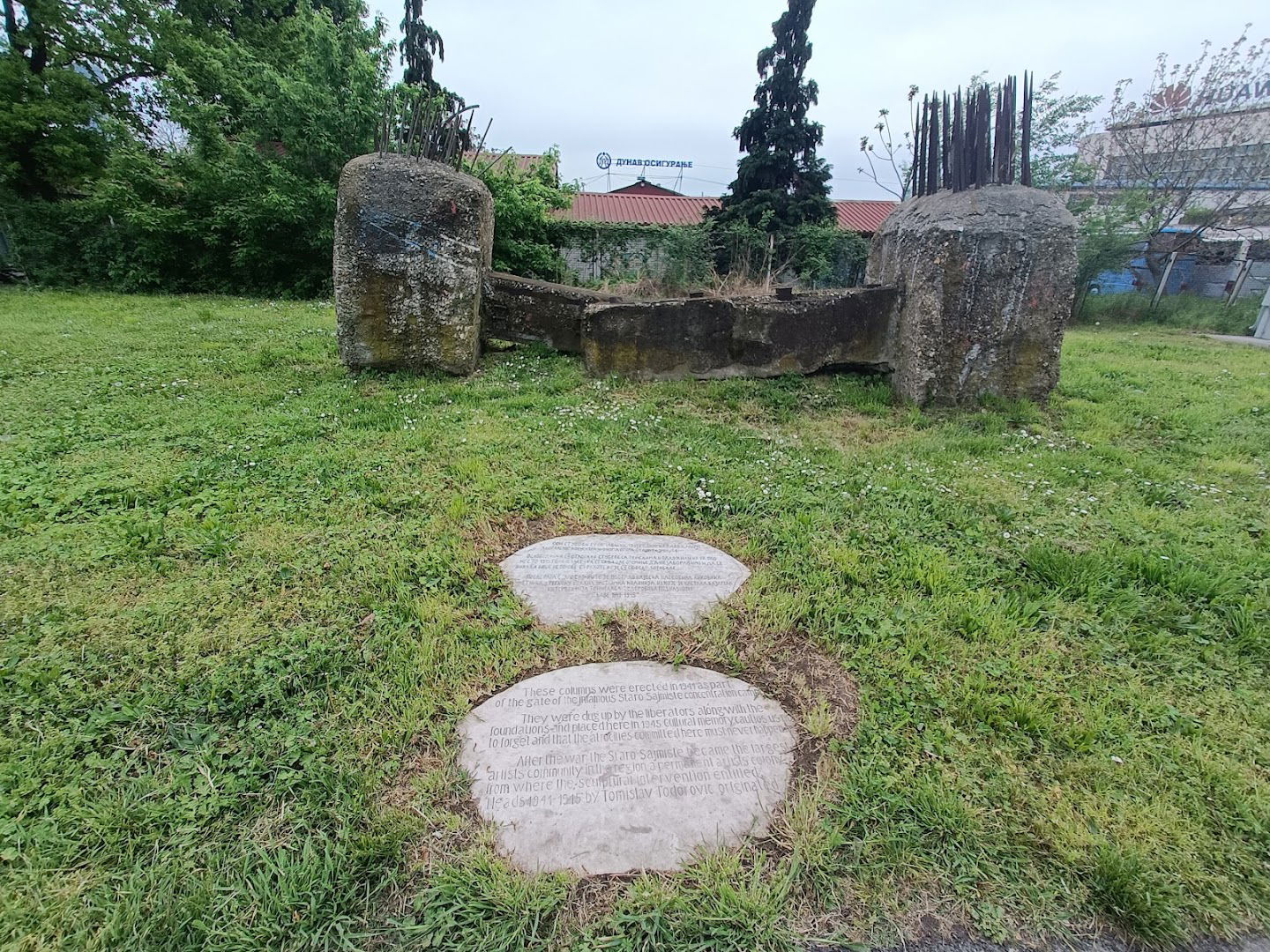 Stubovi kapije logora Staro Sajmište