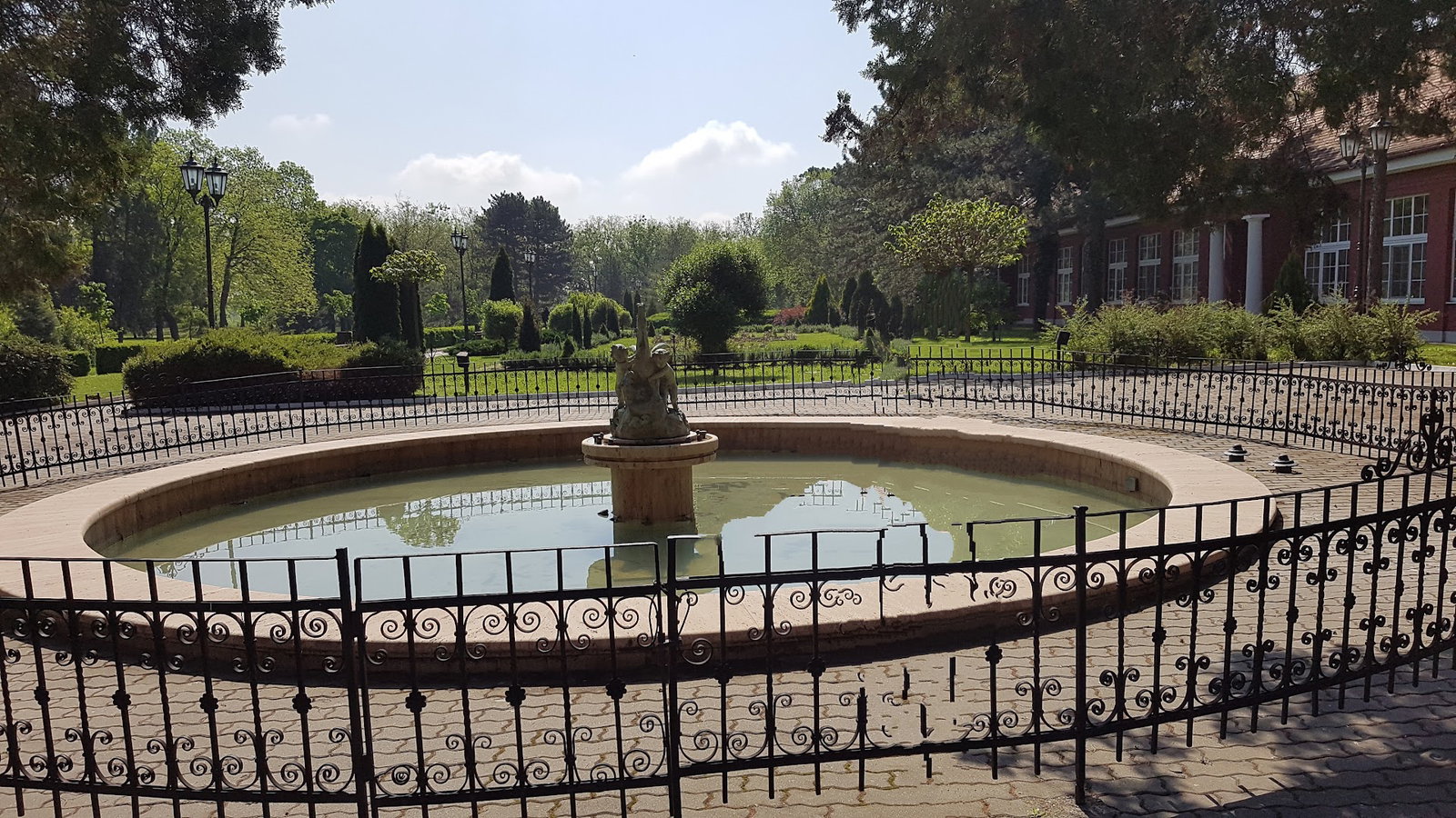 Фонтана са киповима