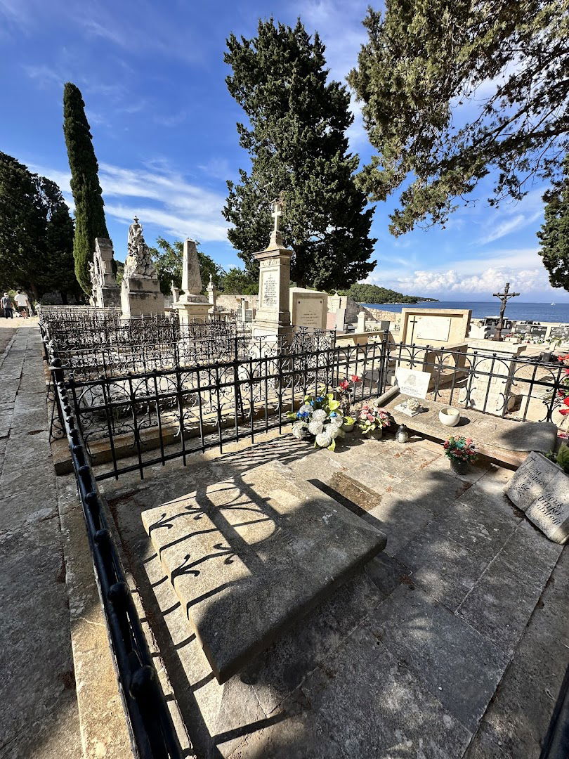 Vis cemetery