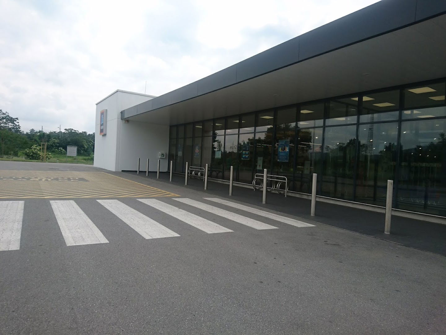 Avtomatski defibrilator AED - Hofer Trgovina Sežana