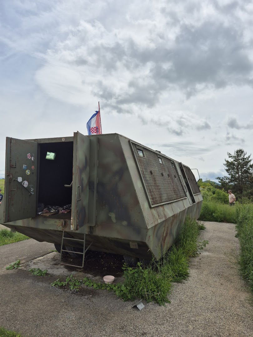 Spomenik Bitci za Ribnik - oklopno vozilo "Hrvoje"