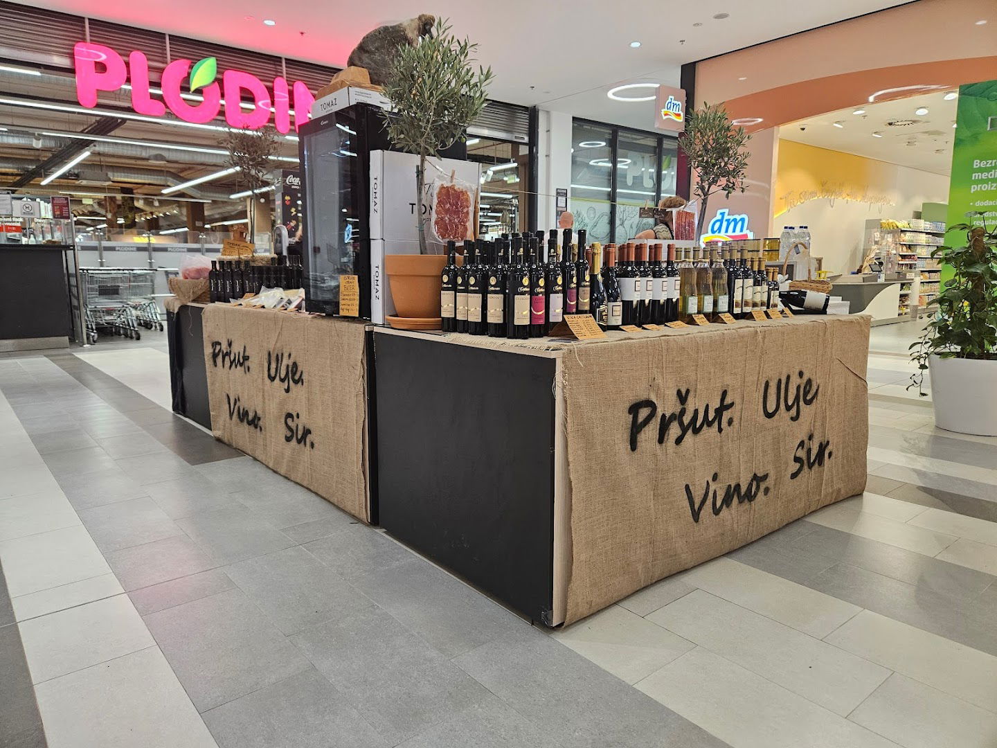 Pršut. Ulje. Vino. Sir.