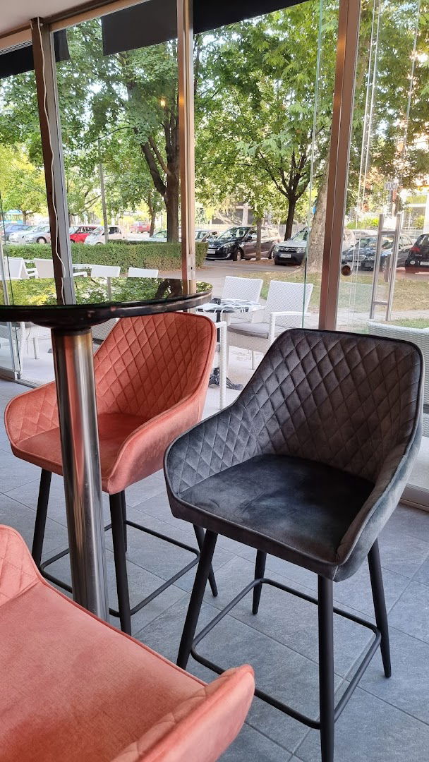 La Ganó Caffe & Night Club