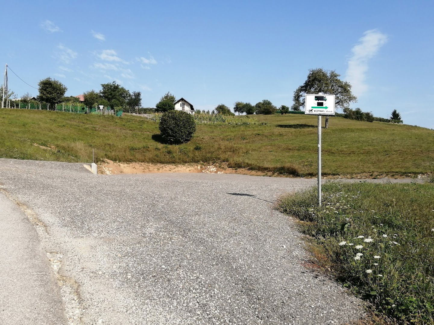 KOTNIG - PARKING SPACE FOR LOADING AND UNLOADING TRUCKS