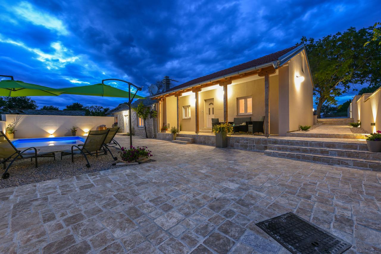 OUTBACK Holiday House