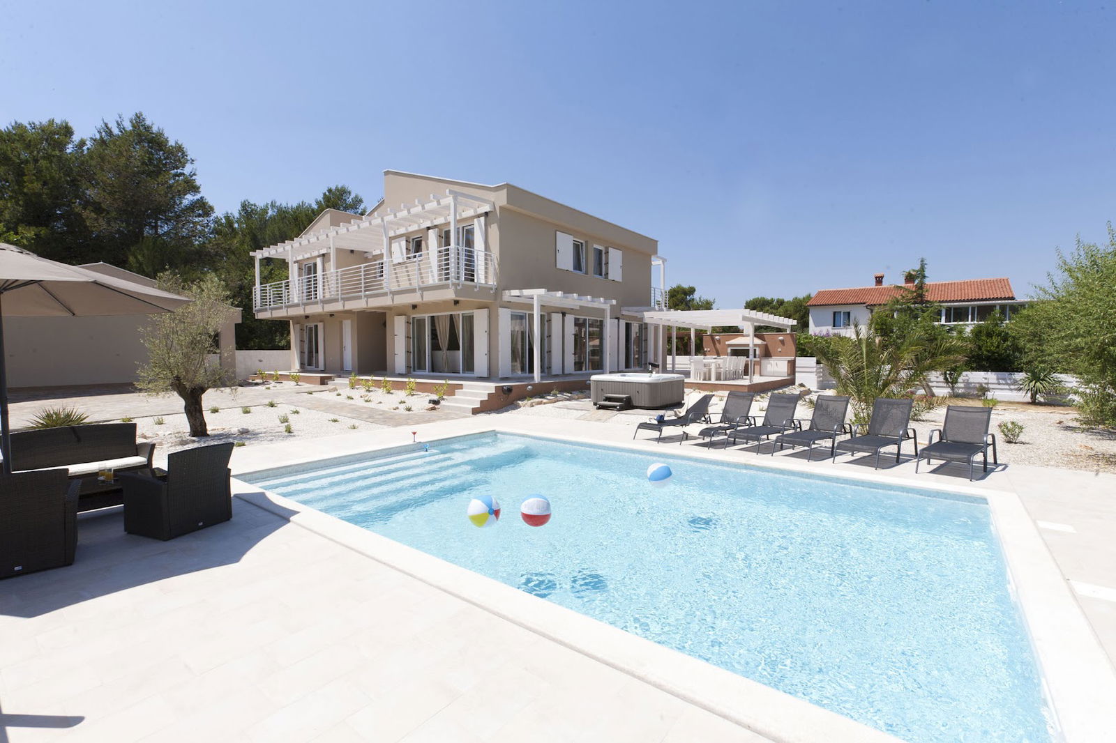 Villa BELLA beautiful & modern house, pool, sauna, jacuzzi, playground, bbq, sea view, near beaches(10+2pers.),Liznjan–Istria
