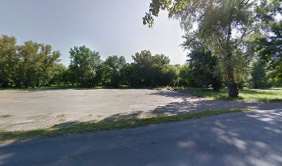 Veliki parking kod terena i golf kluba