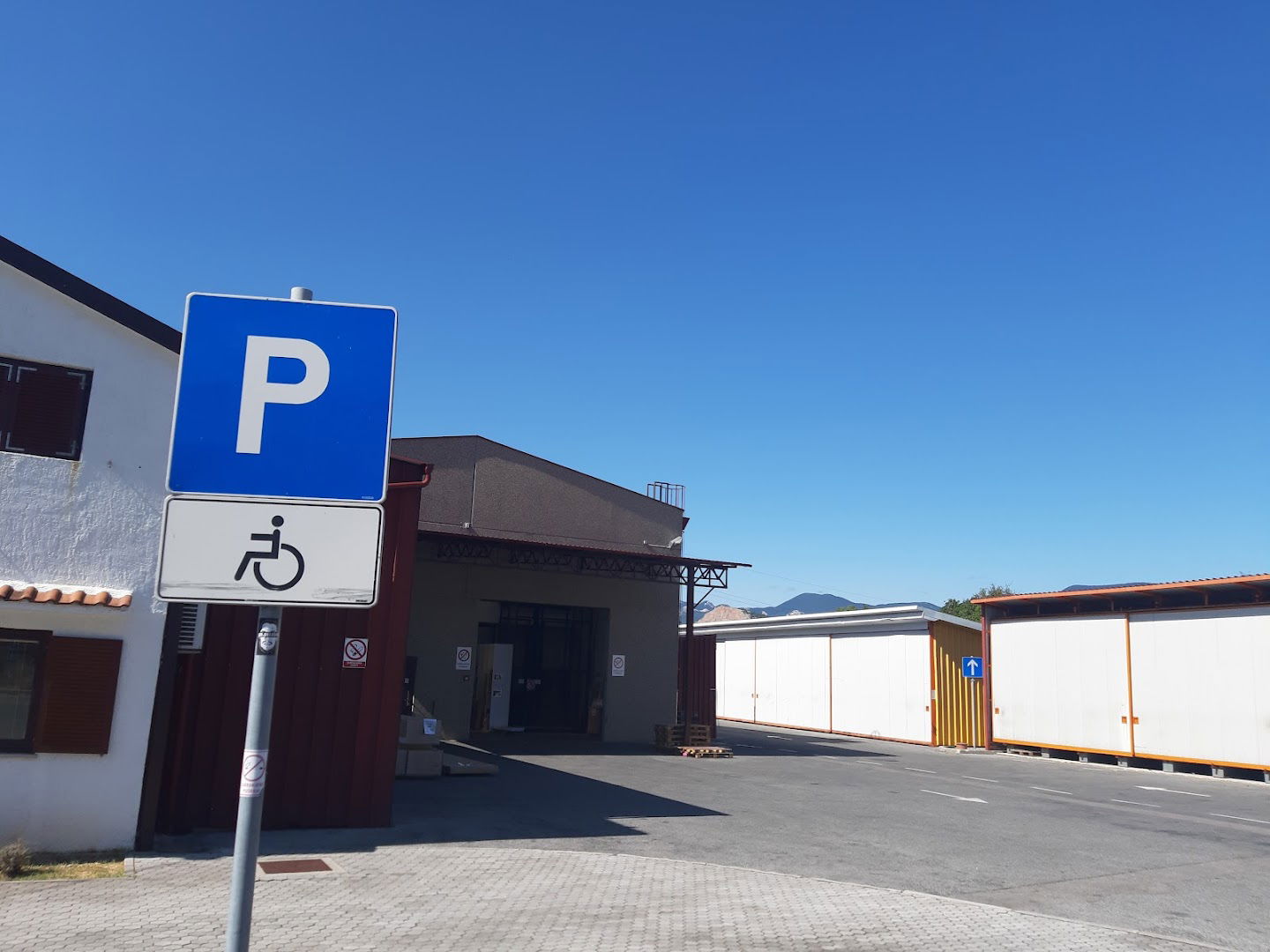 Drvona Rijeka (laminat, vrata, OSB, građa, decking)