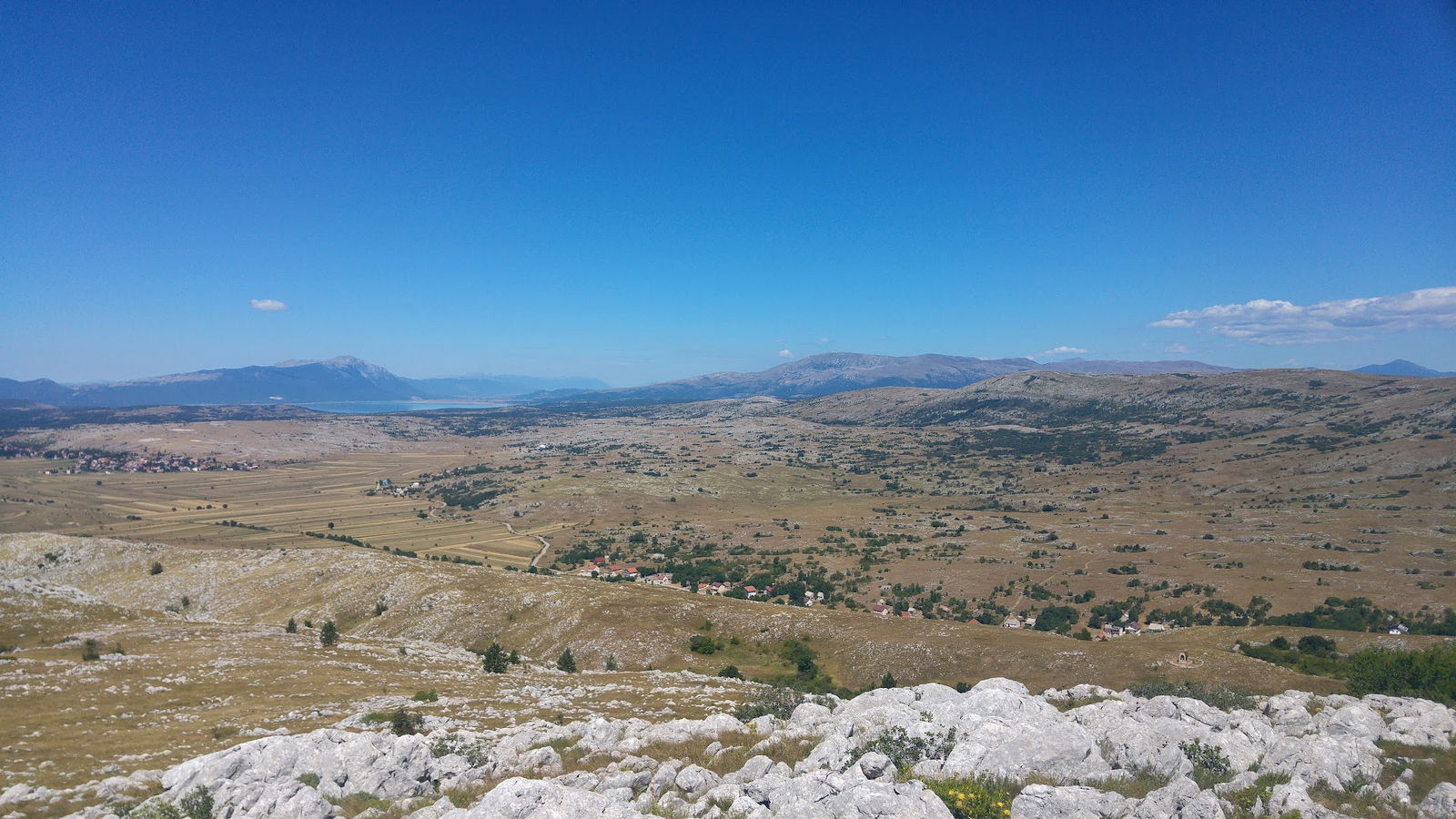 Križ s kapelicom iznad Vojkovića