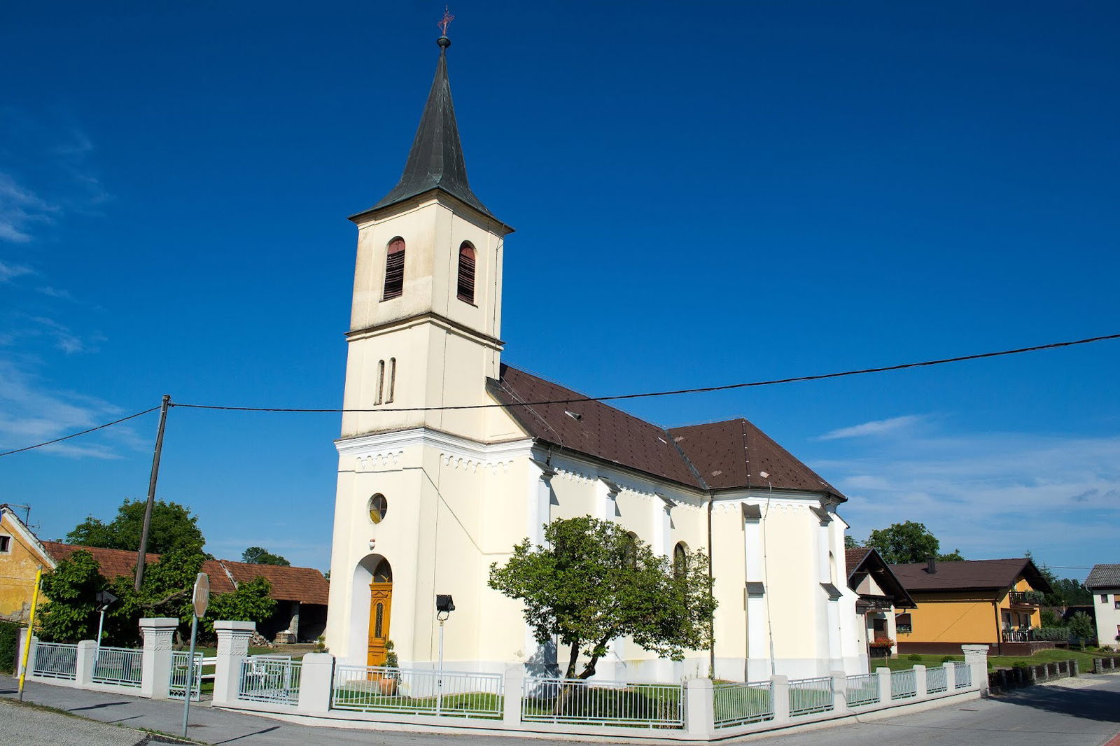 Cerkev sv. Petra in Pavla, Hotiza