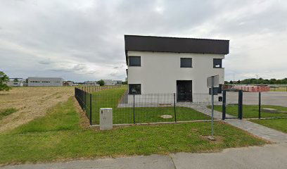 Karly Quinn Lashess, obrt za uljepšavanje