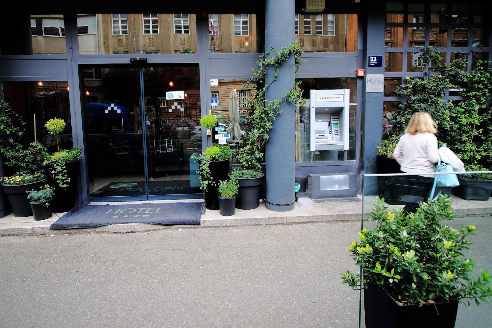 Zagrebačka banka bankomat