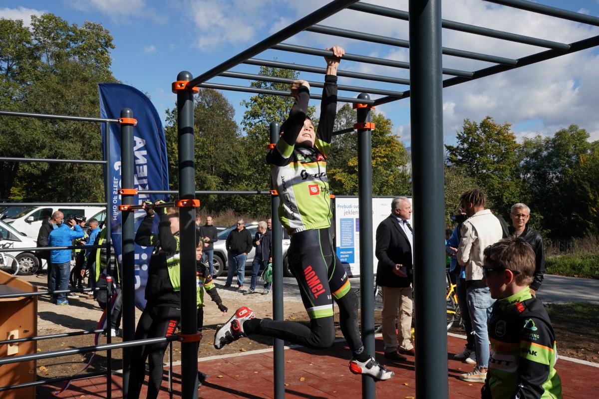 Fitnes na prostem pod Šmarjetno (street workout)