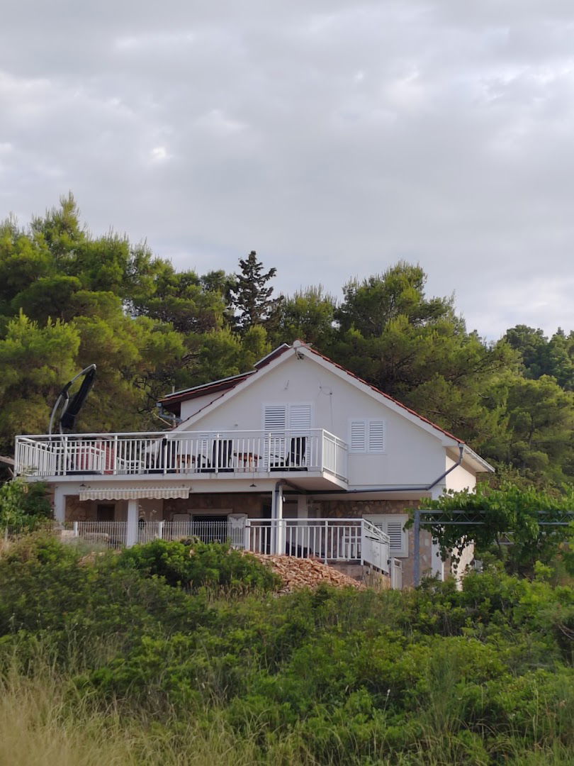 Off grid Robinson House Karmen