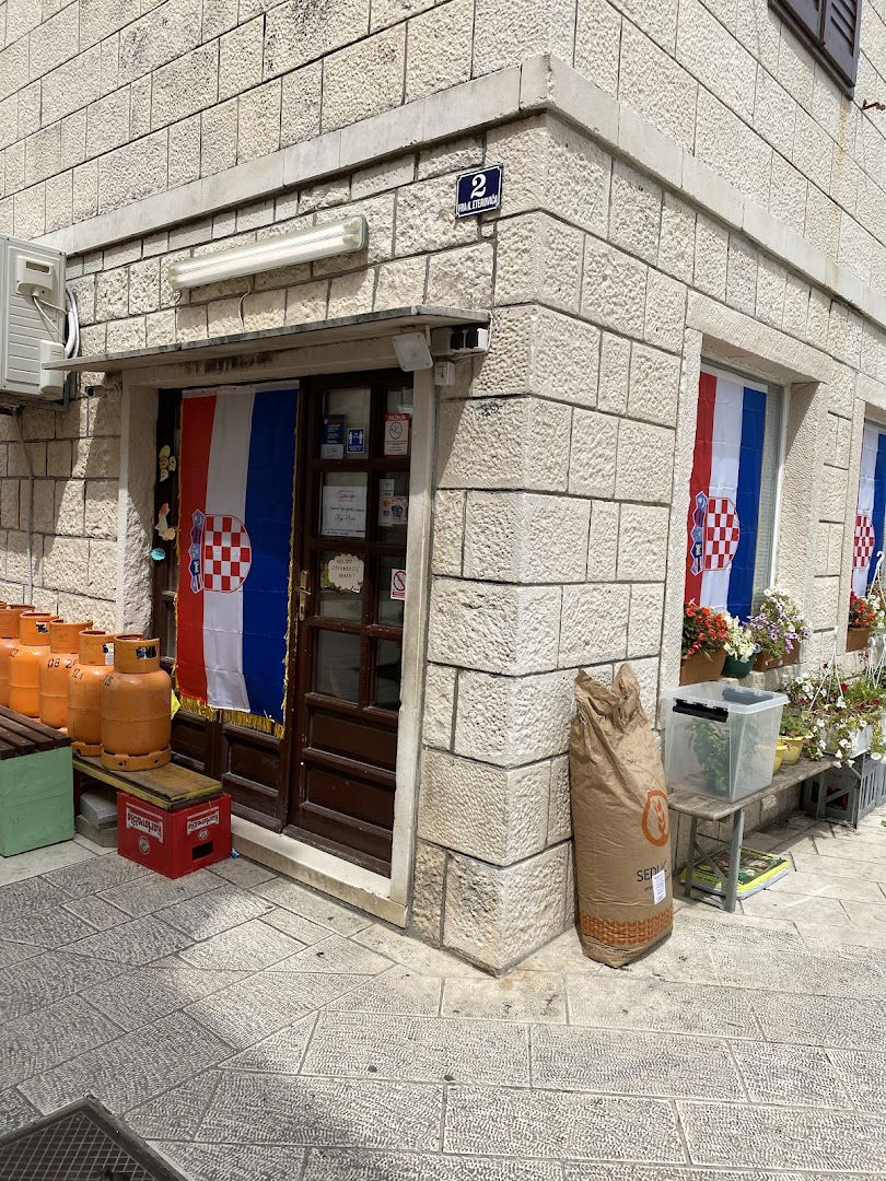 MARKET SANJA, PUČIŠĆA