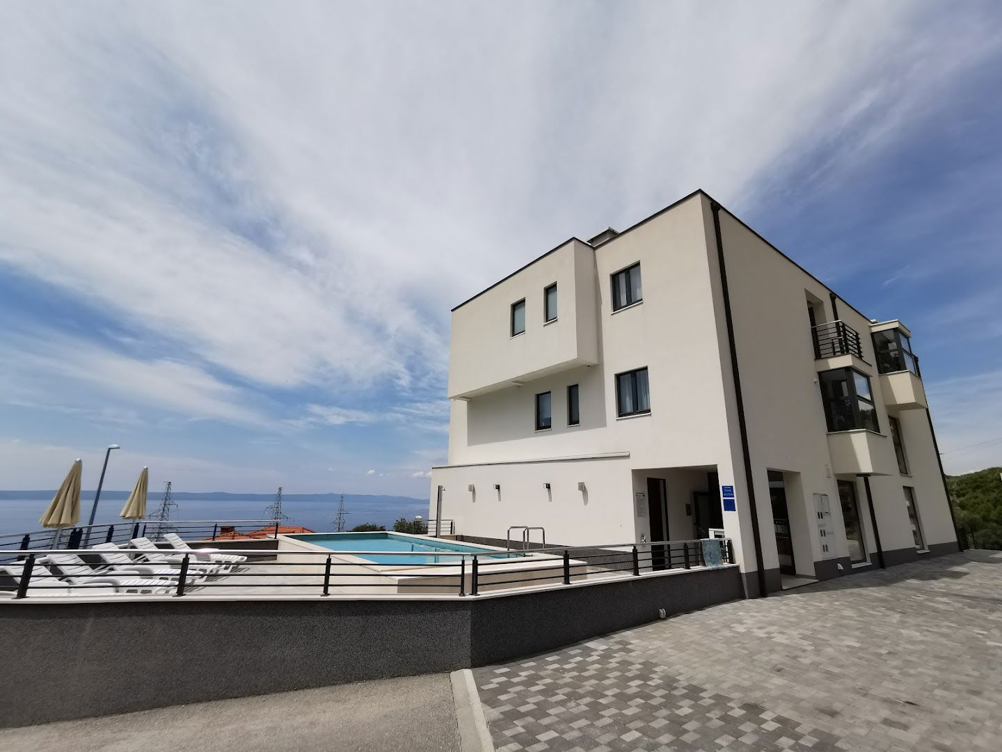 Whitehouse Apartments