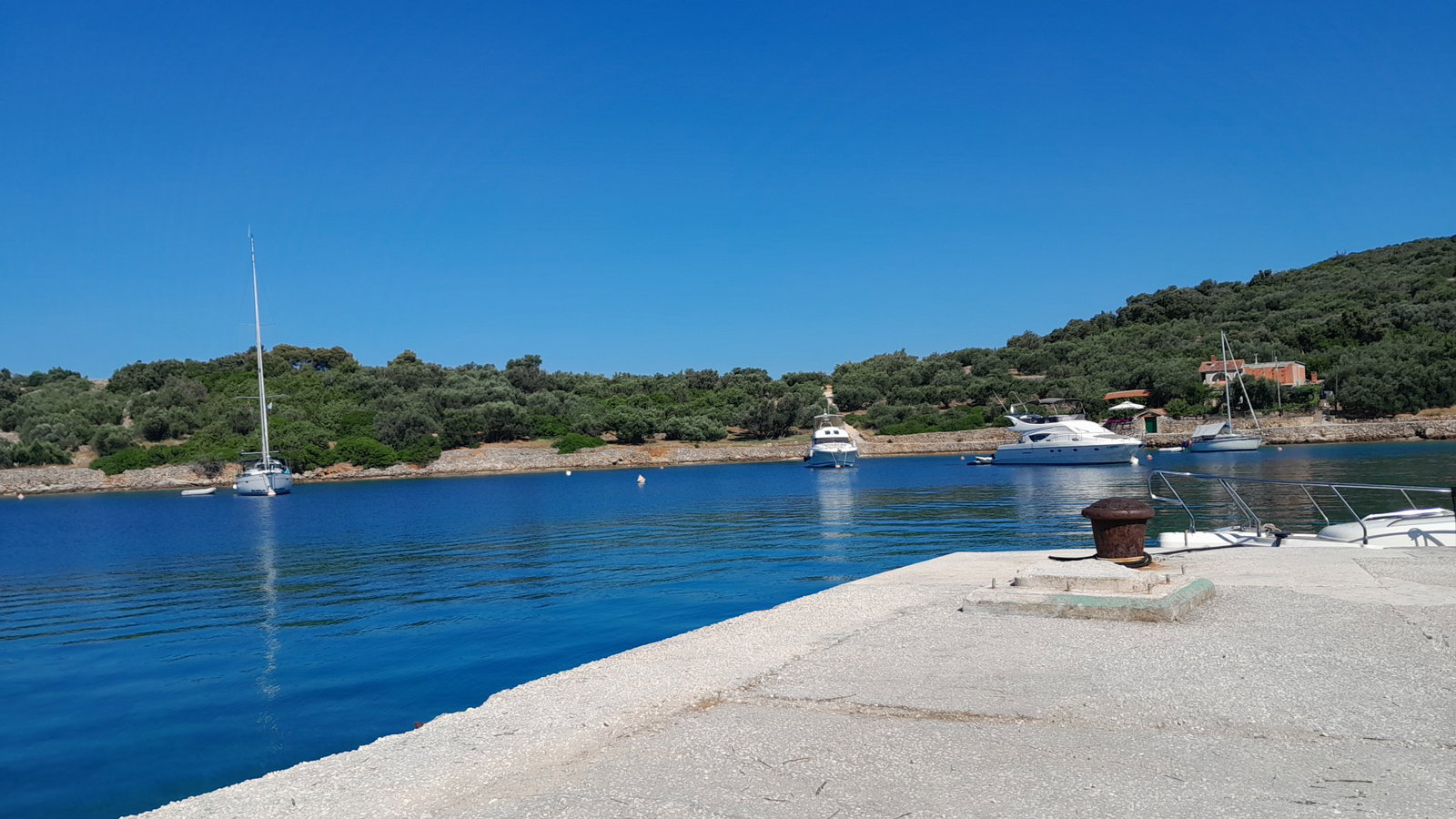 Nogometno igralište “Mala Rava”