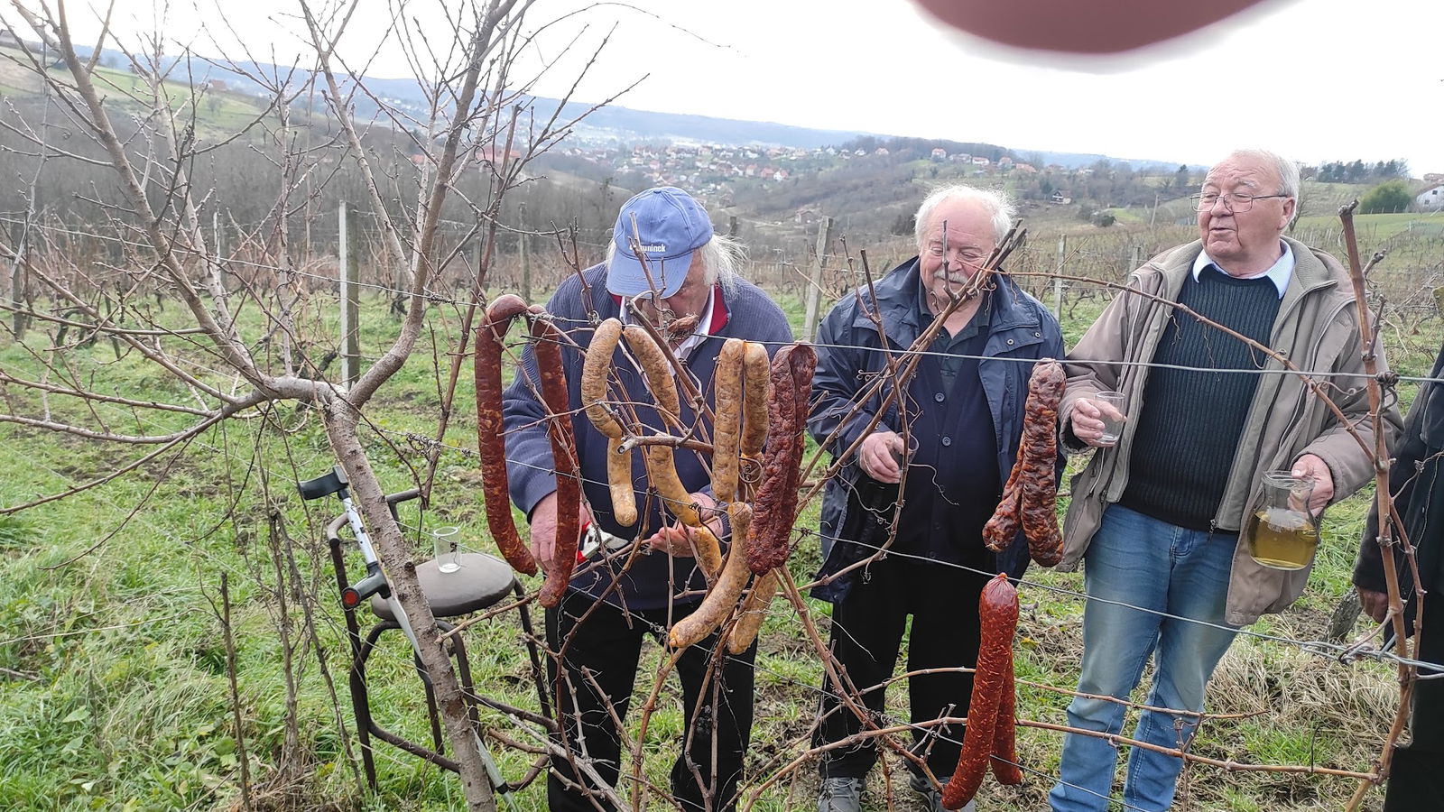PRIJATELJI KOD KLEČKE