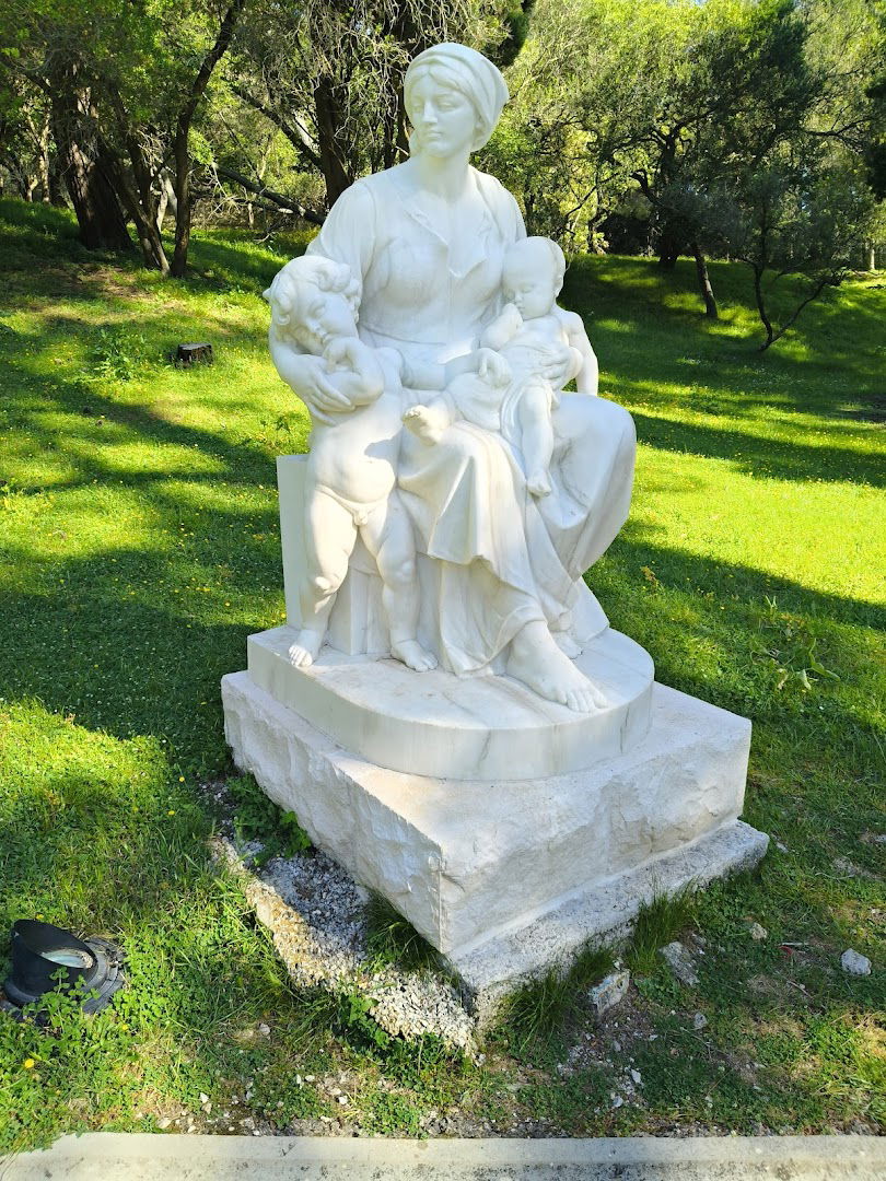 Skulptura Caritas ili Majka s djecom