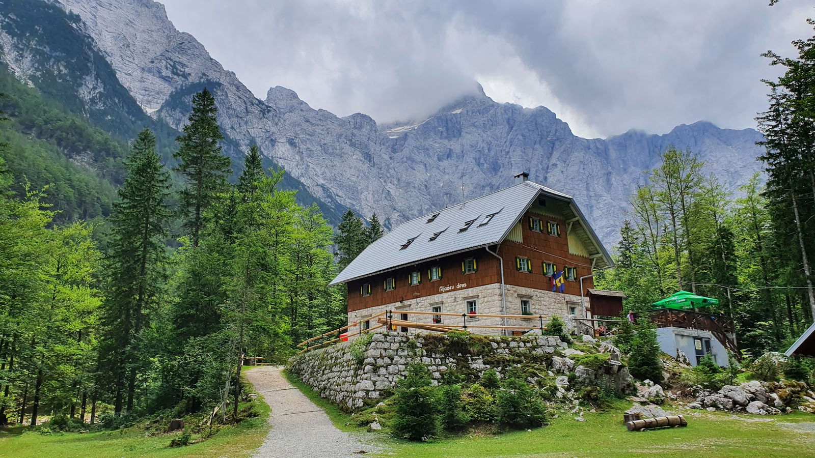 Aljažev dom v Vratih