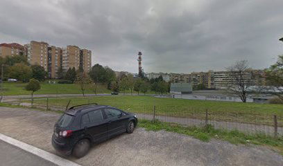 Parking ispred crkve