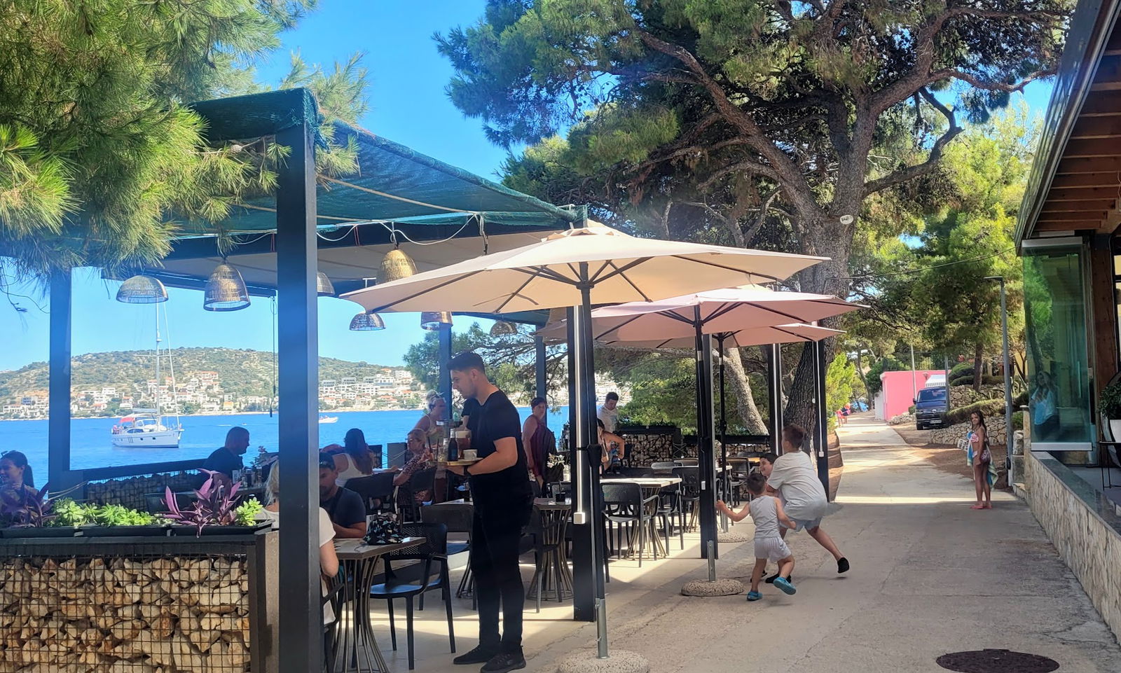 Kitchen & bar Garden