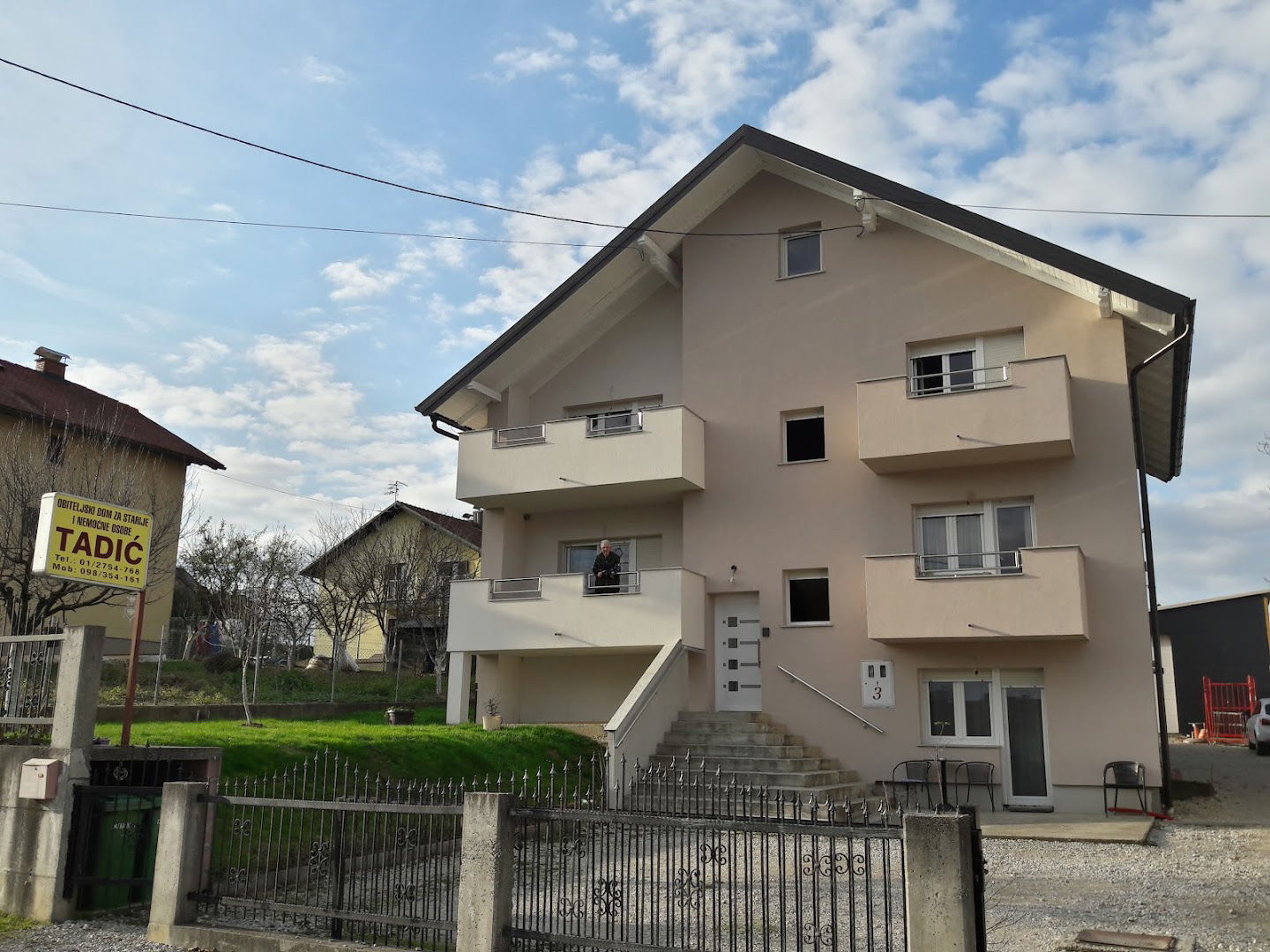 Obiteljski dom Tadić Dugo Selo