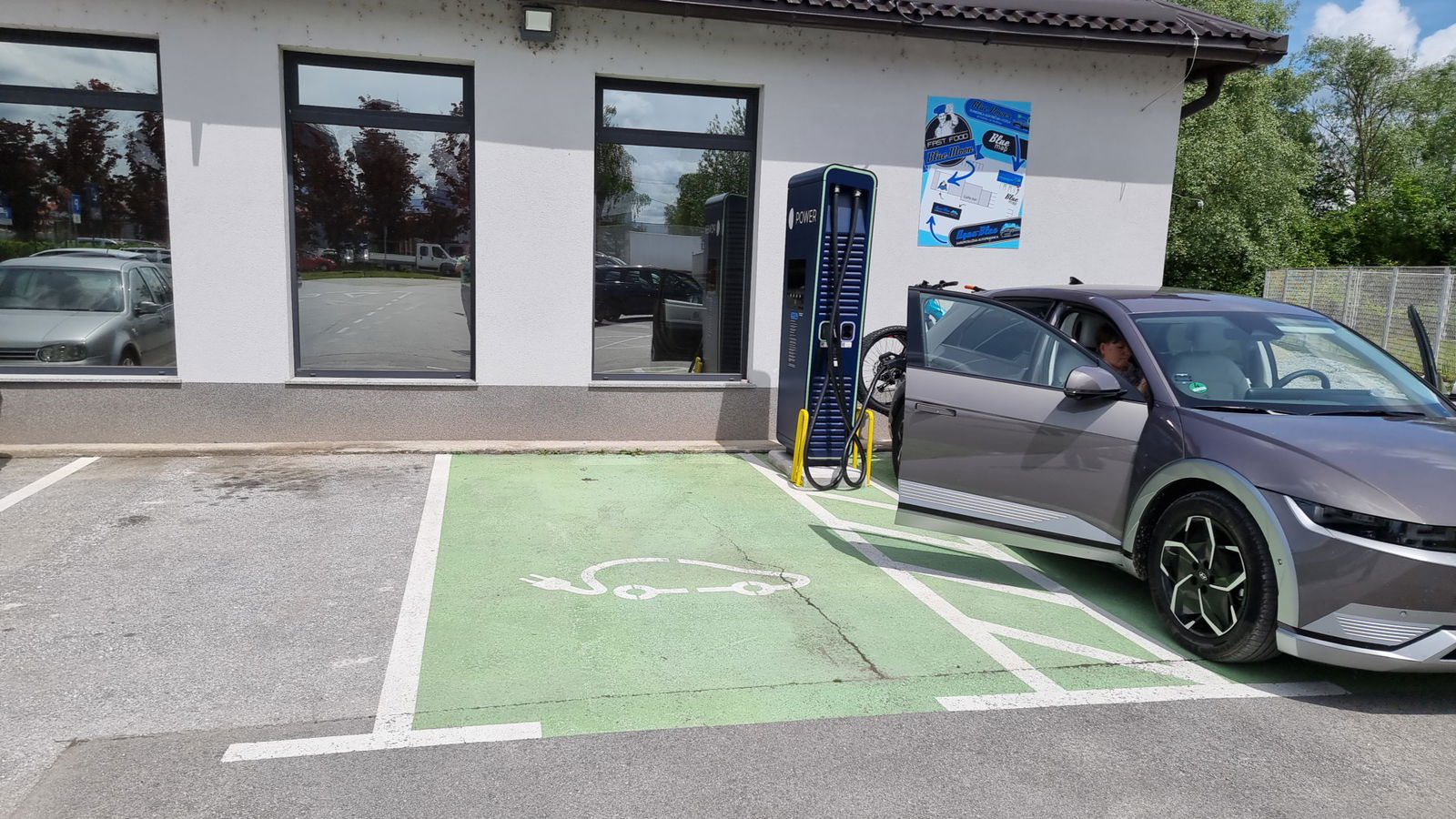 MOON POWER Charging Station